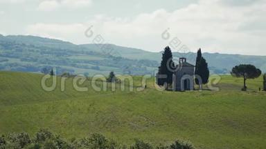 在托斯卡纳中心的皮恩扎附近，有着绿色起伏的山丘和著名的维塔塔教堂，令人惊叹的春天景观